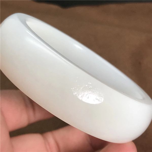 羊脂级59圈口玉镯 94.68g 脂白玉质温润